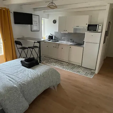 Apartment Spacieux Et Calme - Parking Facile